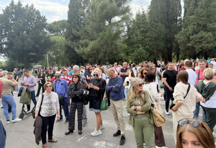 (VIDEO) Unija slobodnih sindikata Crne Gore pred Vladom: Traže veće zarade i novi kolektivni ugovor