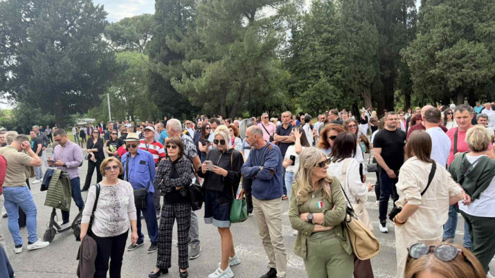 (VIDEO) Unija slobodnih sindikata Crne Gore pred Vladom: Traže veće zarade i novi kolektivni ugovor