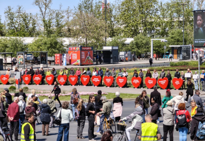 (VIDEO) Obeleženo godinu i po dana od pada nadstrešnice u Novom Sadu: Na ogradi postavljeno 16 srca sa imenama žrtava