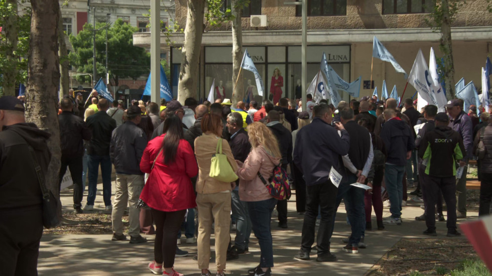 (VIDEO) Sindikalni protesti na više lokacija u Beogradu: "Teško vreme svetske pometnje i raspuklog društva"