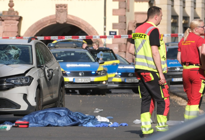 (FOTO) Automobil uleteo u masu ljudi u Lajpcigu: Dve osobe poginule, dve teško povređene