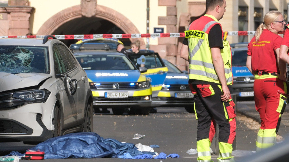 (FOTO) Automobil uleteo u masu ljudi u Lajpcigu: Dve osobe poginule, 22 povređene