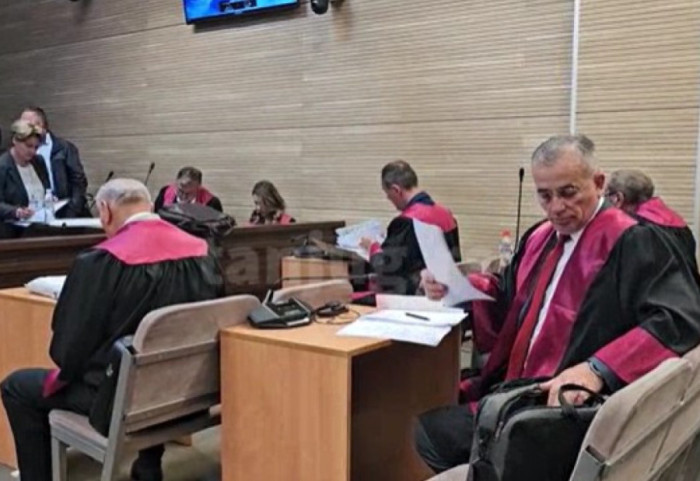 (VIDEO) Suđenje petorici Srba u Prištini: Veštaci tvrde da je optuženi sposoban da prati postupak