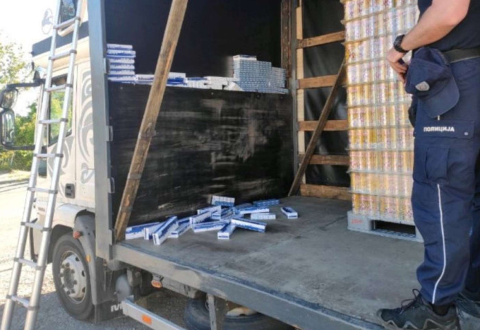 (FOTO) Uhapšen muškarac (54) zbog krijumčarenja cigareta: Zaplenjeno 4.000 paklica bez akciznih markica
