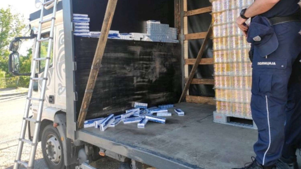 (FOTO) Uhapšen muškarac (54) zbog krijumčarenja cigareta: Zaplenjeno 4.000 paklica bez akciznih markica