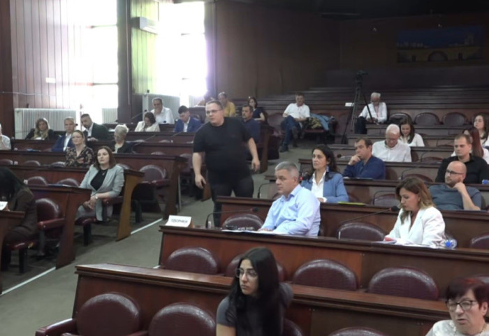 Konstitutivna sednica Skupštine opštine Kula: Ispred zgrade okupljene dve grupe građana koje razdvaja kordon polciije