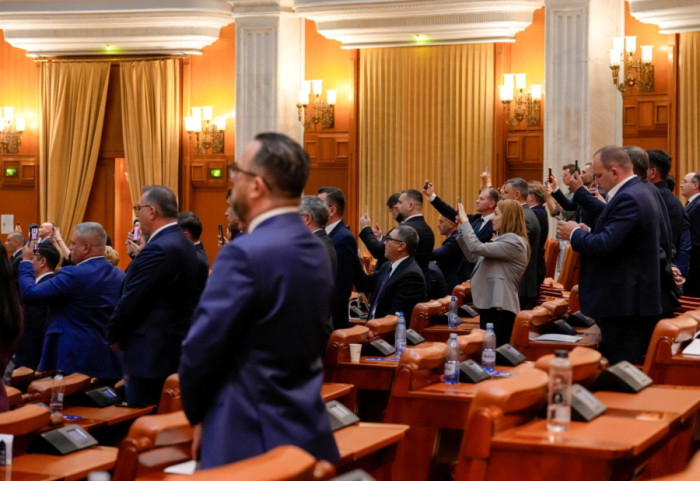 (FOTO) Pala vlada Rumunije, Boložan ostao bez podrške parlamenta