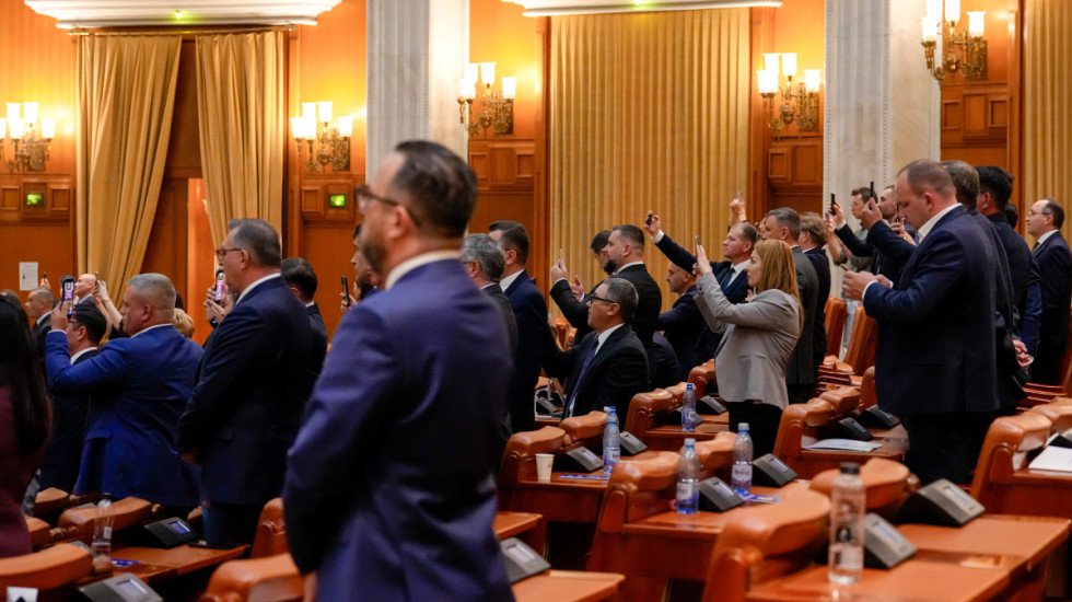 (FOTO) Pala vlada Rumunije, Boložan ostao bez podrške parlamenta