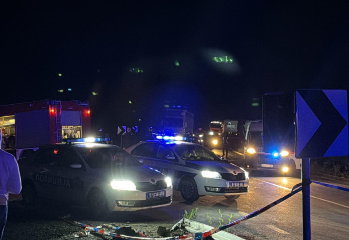 (FOTO) Stradalo četvoro, povređeno dvoje ljudi u sudaru dva automobila na putu Raška - Novi Pazar