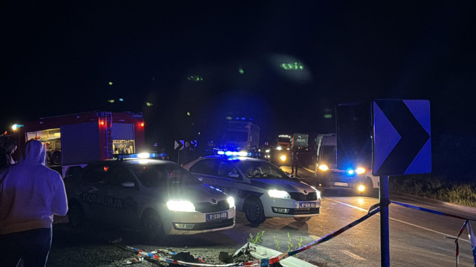 (FOTO) Poginule četiri, povređena jedna osoba u sudaru dva automobila na putu Raška - Novi Pazar