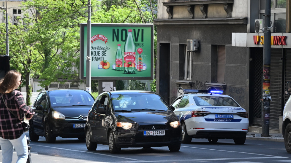 Taksi vozilo udarilo pešaka na uglu Takovske i Ilije Garašanina, povređeni prevezen na VMA
