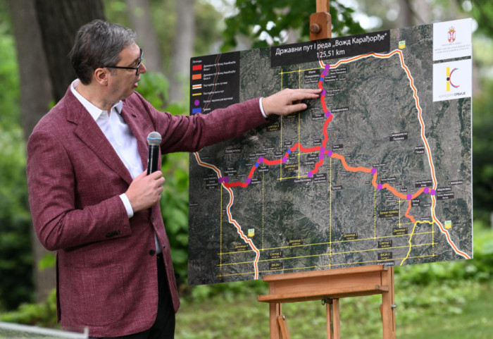 (FOTO) Potpisani dokumenti o izgradnji saobraćajnice "Vožd Karađorđe": "Povezaćemo jug Beograda i sever Šumadije"