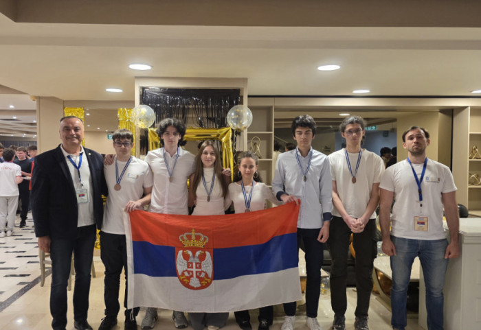 (FOTO) Mladi genijalci Matematičke gimnazije ponovo briljirali: Osvojili šest medalja na Balkanskoj olimpijadi u Solunu