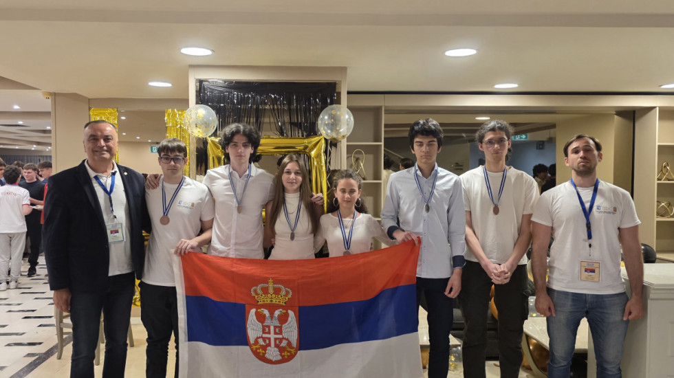 (FOTO) Mladi genijalci Matematičke gimnazije ponovo briljirali: Osvojili šest medalja na Balkanskoj olimpijadi u Solunu