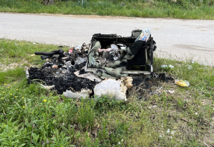 (FOTO) Zapalili više od 10 komunalnih kontejnera u Dragačevu: Materijalna šteta veća od milion dinara