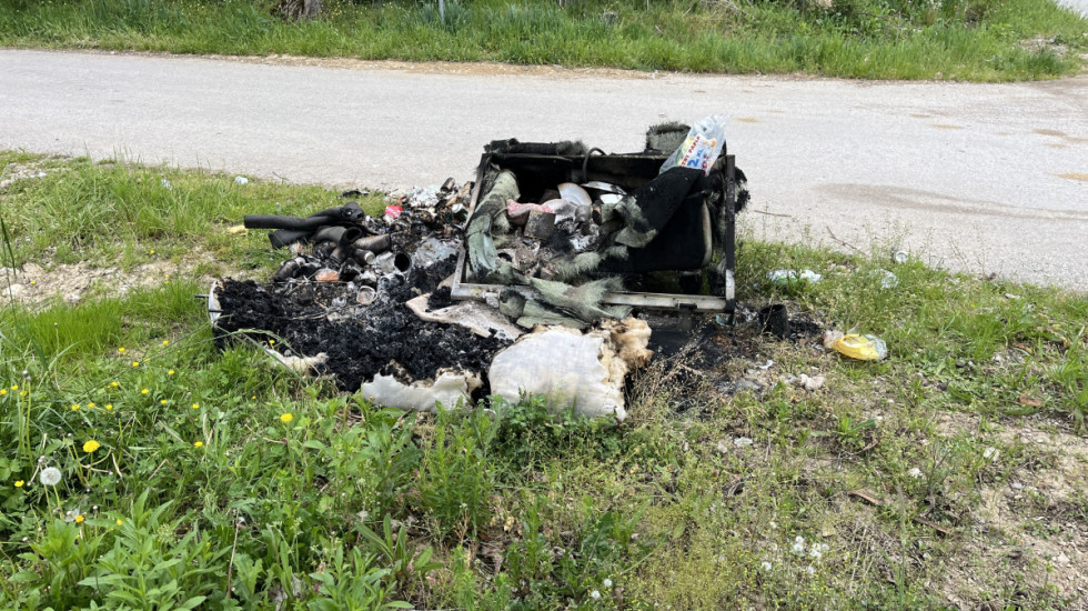 (FOTO) Zapalili više od 10 komunalnih kontejnera u Dragačevu: Materijalna šteta veća od milion dinara