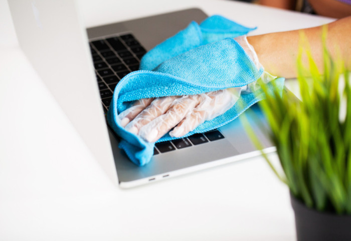 Laptop, tablet i punjači puni su bakterija: Kako da ih pravilno očistite