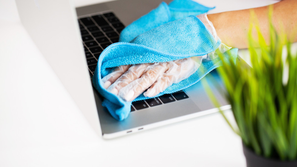 Laptop, tablet i punjači puni su bakterija: Kako da ih pravilno očistite