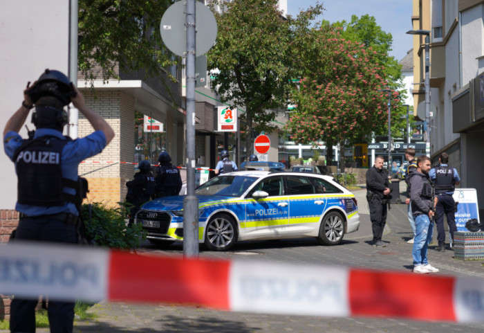 (FOTO) Završena talačka kriza u banci u Nemačkoj: Taoci nepovređeni, počinioci pobegli