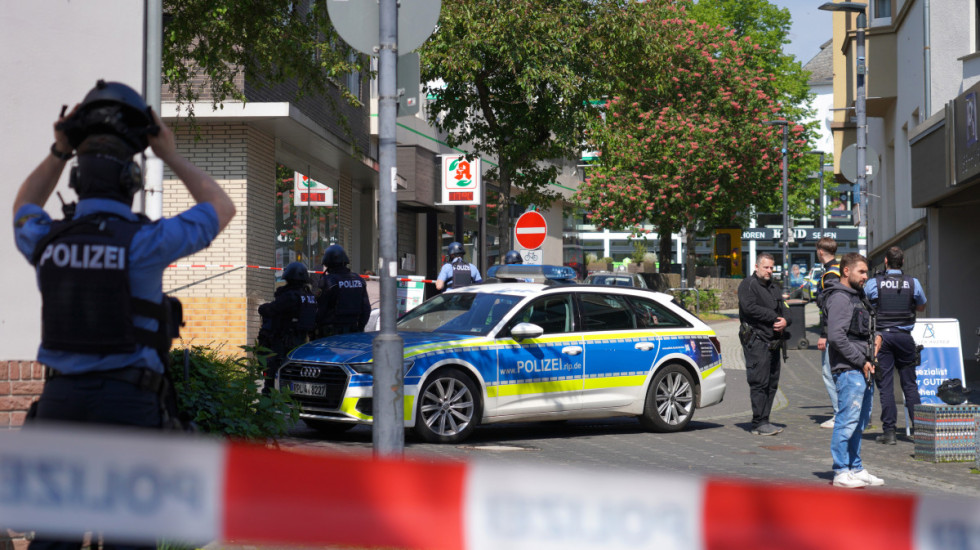 (FOTO) Završena talačka kriza u banci u Nemačkoj: Taoci nepovređeni, počinioci pobegli