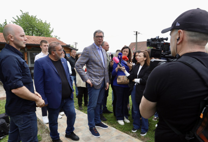 (FOTO) Vučić u Sremskom okrugu: Izbori su na dohvat ruke, da li će biti za dva ili pet meseci svejedno je