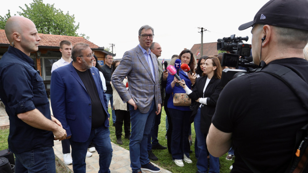(FOTO) Vučić u Sremskom okrugu: Izbori su na dohvat ruke, da li će biti za dva ili pet meseci svejedno je