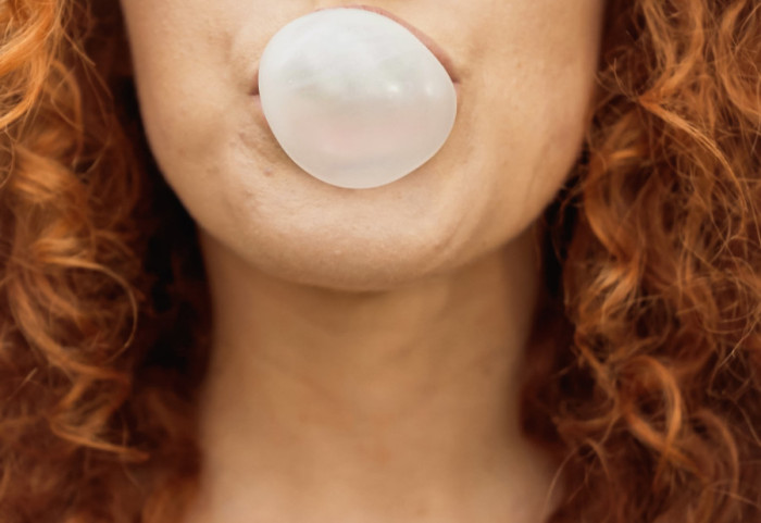 Upozorenje stručnjaka: Žvake bez šećera pomažu zubima, ali mogu da oslobađaju mikroplastiku