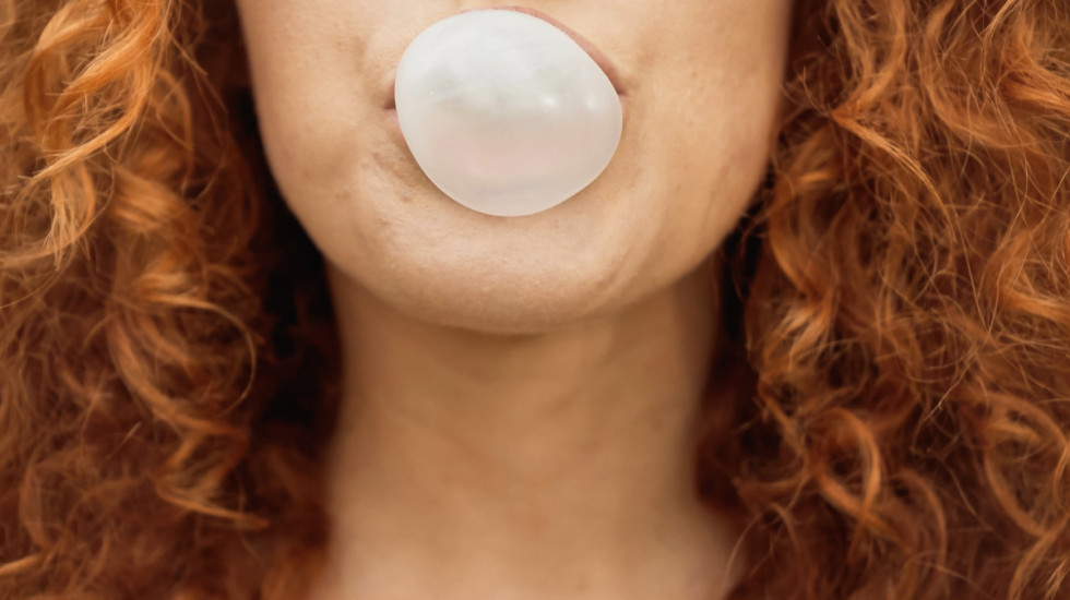 Upozorenje stručnjaka: Žvake bez šećera pomažu zubima, ali mogu da oslobađaju mikroplastiku