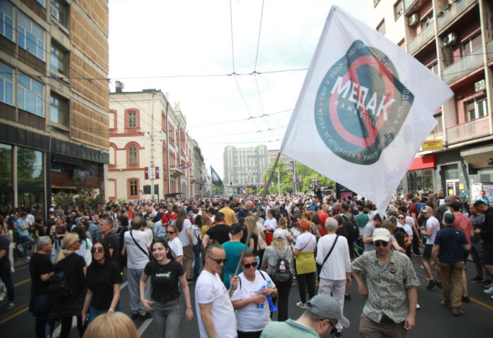 (FOTO) "(Ne) bojte se, i dalje smo tu": Studenti u blokadi i građani završili protestnu šetnju do Skupštine