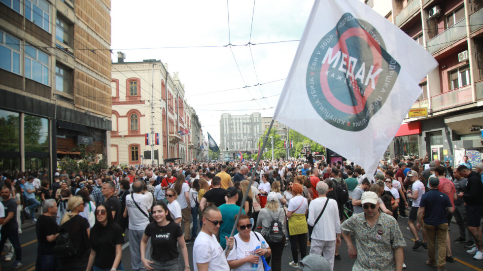 (FOTO) "(Ne) bojte se, i dalje smo tu": Studenti u blokadi i građani završili protestnu šetnju do Skupštine