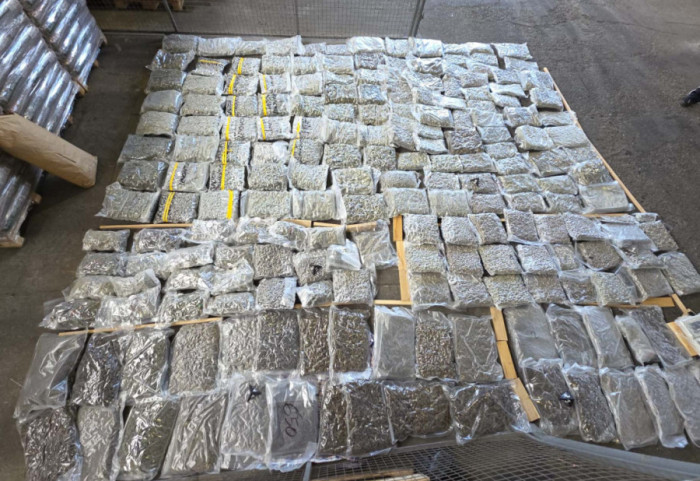(FOTO) Policija na Batrovcima u teretnom vozilu pronašla 200 kilograma marihuane i oko 2,4 kilograma kokaina