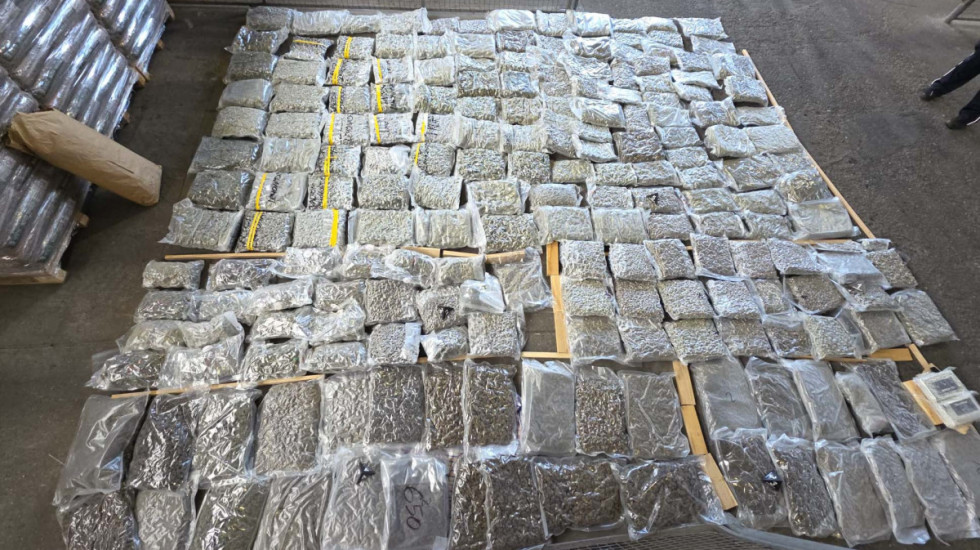 (FOTO) Policija na Batrovcima u teretnom vozilu pronašla 200 kilograma marihuane i oko 2,4 kilograma kokaina