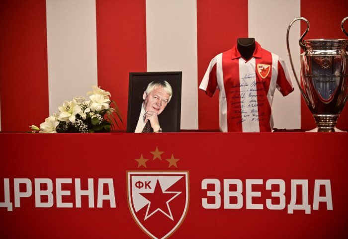 (FOTO) Emotivni oproštaj od Vladimira Cvetkovića: Legende Zvezde i srpskog sporta odale počast Cveletu
