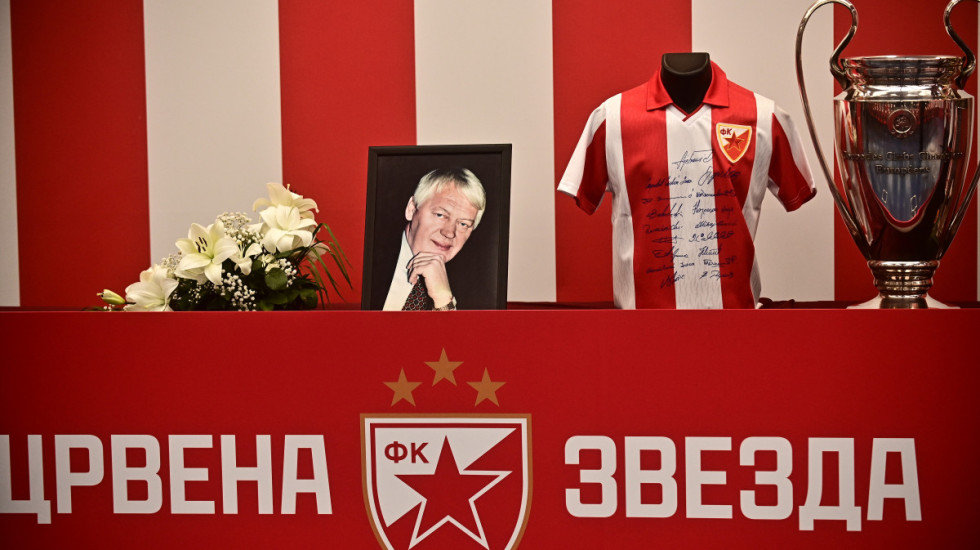 (FOTO) Emotivni oproštaj od Vladimira Cvetkovića: Legende Zvezde i srpskog sporta odale počast Cveletu