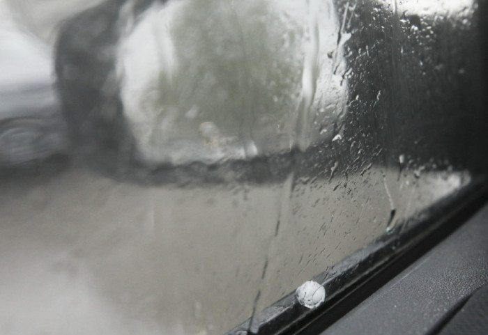 Obilna kiša praćena grmljavinom i snažnim vetrom u Zagrebu, na snazi narandžasti meteoalarm