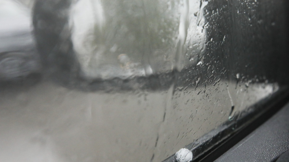 Obilna kiša praćena grmljavinom i snažnim vetrom u Zagrebu, na snazi narandžasti meteoalarm