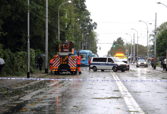 (FOTO) Jako nevreme protutnjalo Zagrebom, u okolini grada pao i sneg