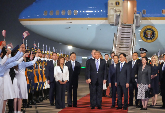 (FOTO/VIDEO) Tramp stigao u Peking: Šta donosi poseta američkog predsednika Kini