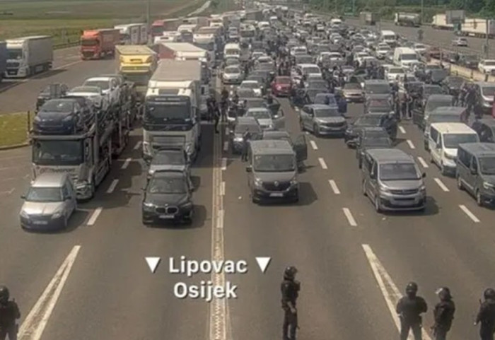 Sprečen sukob navijača Dinama i Rijeke na auto-putu, policija upotrebila suzavac