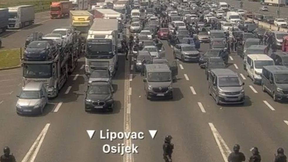 Sprečen sukob navijača Dinama i Rijeke na auto-putu, policija upotrebila suzavac