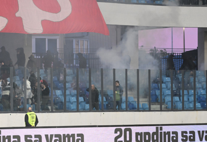 (FOTO) Finale Kupa Srbije u Loznici kasnilo zbog sukoba navijača Zvezde i policije, bačeni topovski udari