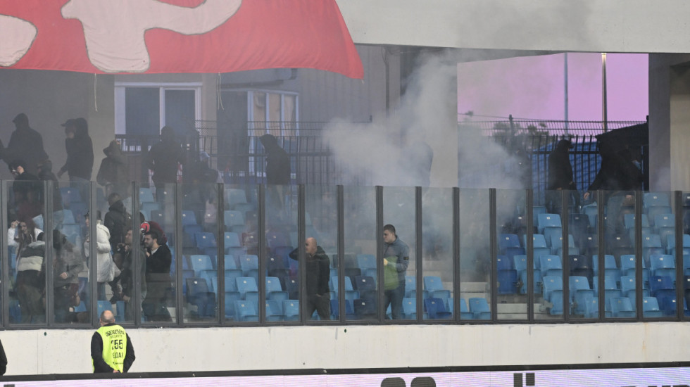 (FOTO) Finale Kupa Srbije u Loznici kasnilo zbog sukoba navijača Zvezde i policije, bačeni topovski udari