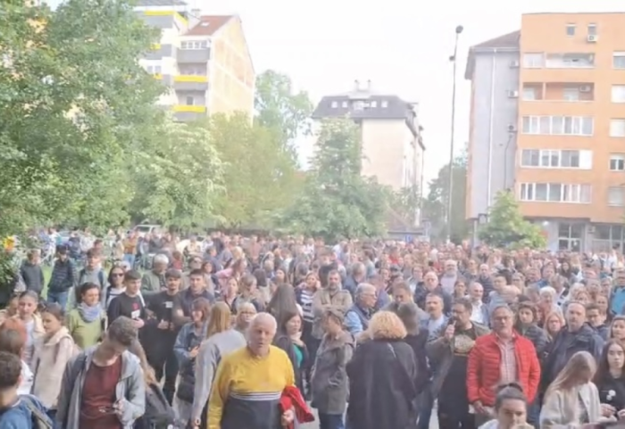 Roditelji đaka Jovine gimnazije protestovali ispred Mašinske škole, tvrde da direktor ne da deci da izađu na odmor