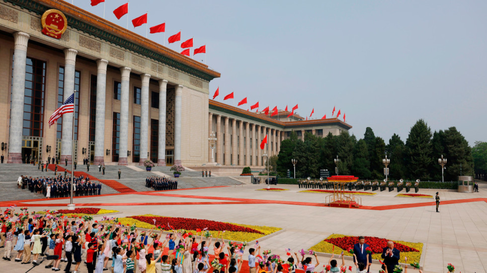 (FOTO/VIDEO) Svečana ceremonija na Trgu Tjenanmen: Doček predsednika Amerike uz najviše državne i vojne počasti