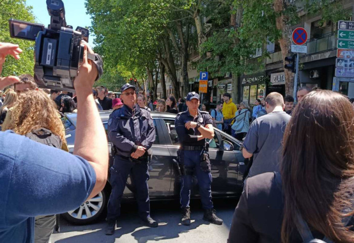 (FOTO/VIDEO) Incident kod Pravnog fakulteta: Udario starijeg čoveka kolima tokom održavanja šesnaestominutne tišine