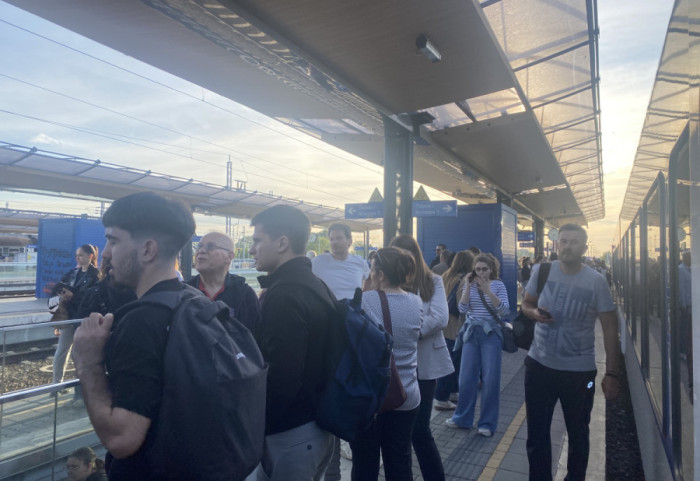 Zastoj u železničkom saobraćaju: Putnici čekaju satima na stanici u Zemunu bez informacija, Srbijavoz menja red vožnje