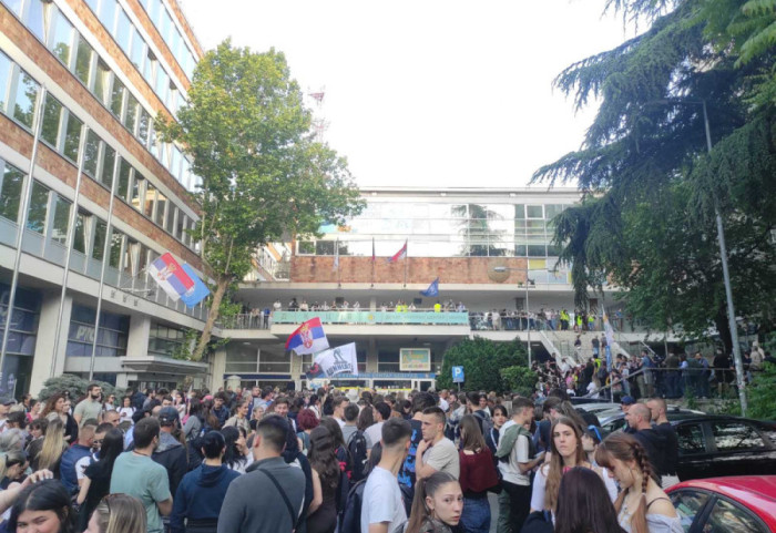 (FOTO/VIDEO)Studenti i građani ispred RTS: Traže objektivno izveštavanje o incidentu kod Pravnog fakulteta