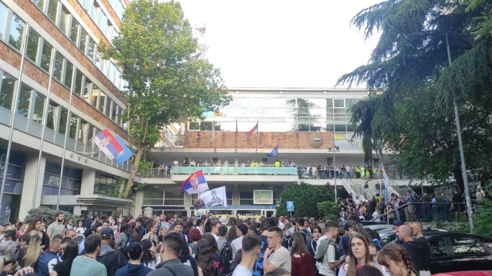 (FOTO/VIDEO) Studenti i građani ispred RTS: Traže objektivno izveštavanje o incidentu kod Pravnog fakulteta