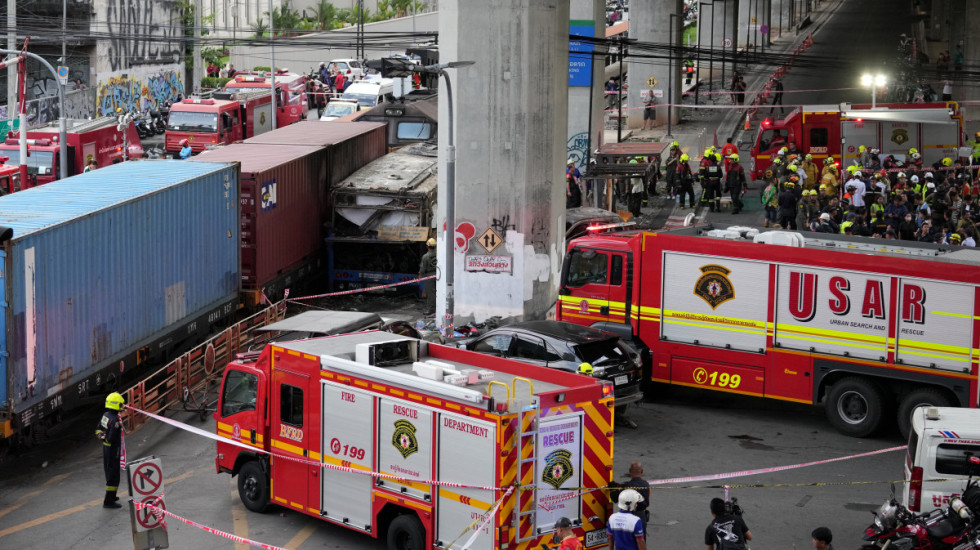 (FOTO) Najmanje osam mrtvih i 25 povređenih u sudaru vozova i požaru u Bangkoku