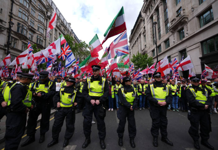 (FOTO) Privedeno više desetina učesnika dva odvojena protesta u Londonu, bilo raspoređeno više od 4.000 policajaca
